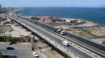 أعمال صيانة وتزفيت على الطريق الساحلي بين جبيل وشكا أعمال صيانة وتزفيت على الطريق الساحلي بين جبيل وشكا