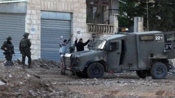 قوات الاحتلال تحاصر منزلا غرب جنين وتعتقل ثلاثة فلسطينيين قوات الاحتلال تحاصر منزلا غرب جنين وتعتقل ثلاثة فلسطينيين