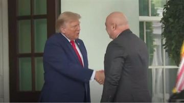 مصافحة بين عون وترامب أمام البيت الأبيض مصافحة بين عون وترامب أمام البيت الأبيض
