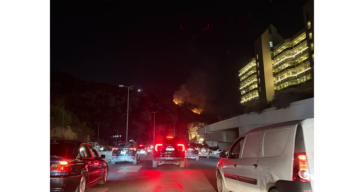 اندلاع حريق فوق نفق نهر الكلب وفرق الدفاع المدني تعمل على إخماده اندلاع حريق فوق نفق نهر الكلب وفرق الدفاع المدني تعمل على إخماده