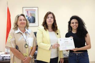 الوزيرة بايراقداريان كرمت بطلة التزلج إلسا قهوجي