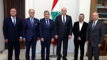 وفد من الأطباء برئاسة شلالا اكد للرئيس عون تأييد أي حل سلمي يحفظ أمن لبنان واستقراره وفد من الأطباء برئاسة شلالا اكد للرئيس عون تأييد أي حل سلمي يحفظ أمن لبنان واستقراره