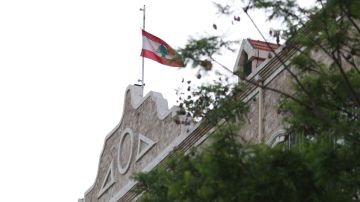 بالصور: تنكيس الأعلام فوق السراي بالصور: تنكيس الأعلام فوق السراي