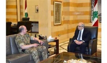 لقاء بين رئيس الحكومة وقائد الجيش بحث في التحضيرات لتنفيذ إطار المفاوضات لقاء بين رئيس الحكومة وقائد الجيش بحث في التحضيرات لتنفيذ إطار المفاوضات