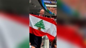بالفيديو: رئيس الفيفا يرفع العلم اللبناني في المونديال بالفيديو: رئيس الفيفا يرفع العلم اللبناني في المونديال