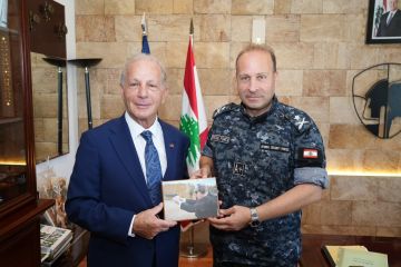 بالصور: السفير الأميركي في وحدة القوى السيارة بالصور: السفير الأميركي في وحدة القوى السيارة