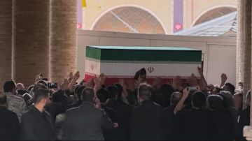 وصول جثمان خامنئي إلى مصلى طهران استعدادا لمراسم تشييعه وصول جثمان خامنئي إلى مصلى طهران استعدادا لمراسم تشييعه