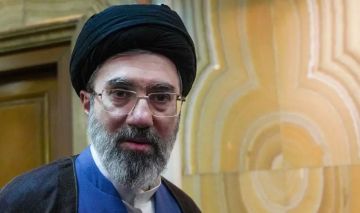 مجتبى خامنئي يغيب عن تشييع والده