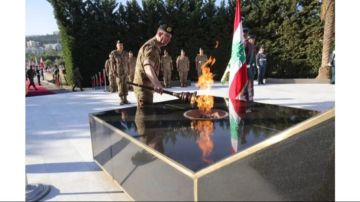العماد هيكل وضع إكليلا من الزهر على نصب شهداء الجيش العماد هيكل وضع إكليلا من الزهر على نصب شهداء الجيش