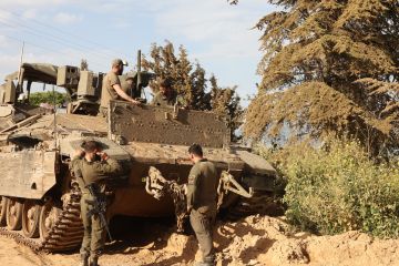 حادثة غامضة في جنوب لبنان.. العثور على جثة رجل مقيدة بنقالة واستدعاء الشرطة الإسرائيلية إلى الحدود حادثة غامضة في جنوب لبنان.. العثور على جثة رجل مقيدة بنقالة واستدعاء الشرطة الإسرائيلية إلى الحدود