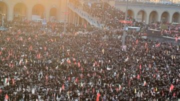 في مشهد مليوني مهيب.. أداء الصلاة على الجثمان الطاهر للقائد الشهيد الإمام السيد علي الخامنئي في مصلى طهران في مشهد مليوني مهيب.. أداء الصلاة على الجثمان الطاهر للقائد الشهيد الإمام السيد علي الخامنئي في مصلى طهران