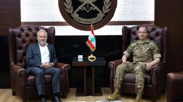هيكل استقبل حبشي والملحق العسكري النمساوي هيكل استقبل حبشي والملحق العسكري النمساوي