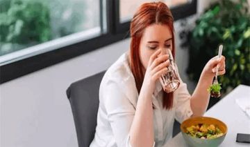 هل شرب الماء مع الوجبة يقلل الشهية؟ هل شرب الماء مع الوجبة يقلل الشهية؟