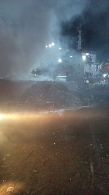بالصور حريق على متن باخرة تجارية في مرفأ طرابلس والدفاع المدني يعمل على إخماده بالصور حريق على متن باخرة تجارية في مرفأ طرابلس والدفاع المدني يعمل على إخماده