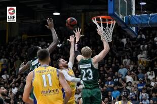 الرياضي الفائز في المنارة 92-89 يتقدم الحكمة 1-0 الرياضي الفائز في المنارة 92-89 يتقدم الحكمة 1-0