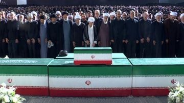 حشود مليونية في طهران تؤدي الصلاة على جثمان القائد الشهيد حشود مليونية في طهران تؤدي الصلاة على جثمان القائد الشهيد