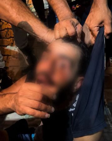 شبان يطاردون سارق حقيبة مسنة ويسلمونه للقوى الأمنية شبان يطاردون سارق حقيبة مسنة ويسلمونه للقوى الأمنية