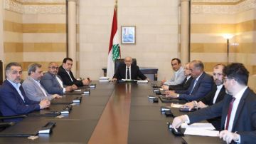 سلام اجتمع مع نواب تقدموا باقتراح قانون العفو سلام اجتمع مع نواب تقدموا باقتراح قانون العفو