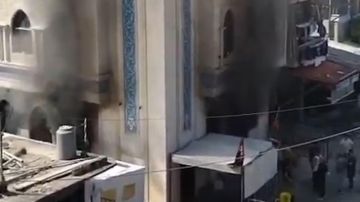 بالفيديو: اندلاع حريق في مسجد بالفيديو: اندلاع حريق في مسجد