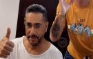 تداول ناشطون عبر مواقع التواصل الاجتماعي مقطع فيديو يظهر الفنان فضل شاكر وهو يصفف شعره
