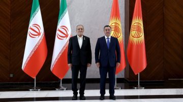 بزشكيان يبحث مع مودي وجباروف تعزيز التعاون والسلام على هامش قمة شنغهاي بزشكيان يبحث مع مودي وجباروف تعزيز التعاون والسلام على هامش قمة شنغهاي