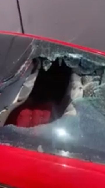 صخرة من جسر الكولا تصيب سيارة وتعرض ركابها للخطر صخرة من جسر الكولا تصيب سيارة وتعرض ركابها للخطر