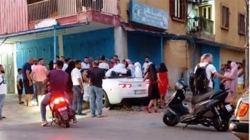 فقد عريس السيطرة على سيارته أثناء القيادة برفقة عروسه فقد عريس السيطرة على سيارته أثناء القيادة برفقة عروسه