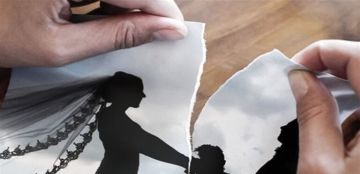 بعد عودتهما.. زوج إعلامية شهيرة يفاجئها بـفيراري حمراء تتجاوز قيمتها 420 ألف دولار (صور) بعد عودتهما.. زوج إعلامية شهيرة يفاجئها بـفيراري حمراء تتجاوز قيمتها 420 ألف دولار (صور)