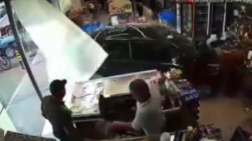 بالفيديو: سيارة تقتحم سوبرماركت بالفيديو: سيارة تقتحم سوبرماركت