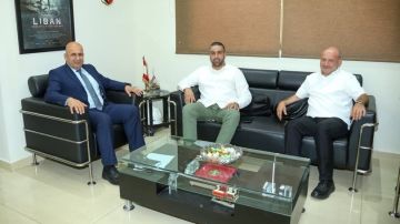 خريش عرض مع رئيس بلدية قرنايل لحاجات الدفاع المدني خريش عرض مع رئيس بلدية قرنايل لحاجات الدفاع المدني