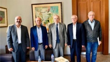 وفد من جمعية المبرات الخيرية يزور وزير الثقافة وفد من جمعية المبرات الخيرية يزور وزير الثقافة