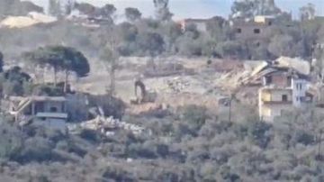 الجيش الإسرائيلي يقوم بأعمال تجـريف في بلدة المنصوري - قضاء صور الجيش الإسرائيلي يقوم بأعمال تجـريف في بلدة المنصوري - قضاء صور