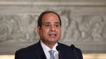 السيسي: نتابع عن كثب مستويات الجاهزية القتالية والكفاءة للقوات المسلحة السيسي: نتابع عن كثب مستويات الجاهزية القتالية والكفاءة للقوات المسلحة