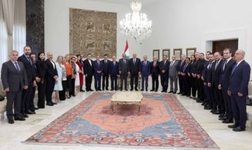 عون: المفاوضات ليست سهلة أو سريعة وهناك عراقيل وصعوبات ولكنها أفضل من الحرب عون: المفاوضات ليست سهلة أو سريعة وهناك عراقيل وصعوبات ولكنها أفضل من الحرب