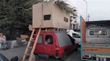 أحد أبناء النبطية الفوقا استحدث غرفة لمنامته فوق سيارة الرابيد أحد أبناء النبطية الفوقا استحدث غرفة لمنامته فوق سيارة الرابيد