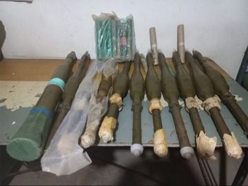 الجيش أوقف أحد مهربي الأسلحة وضبط قذائف صاروخية عند الحدود اللبنانية السورية الجيش أوقف أحد مهربي الأسلحة وضبط قذائف صاروخية عند الحدود اللبنانية السورية