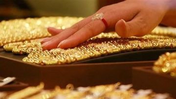 العثور على قطعة ذهب في السوق التجاري العثور على قطعة ذهب في السوق التجاري