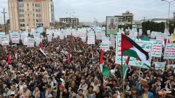 في الذكرى الأولى لاستشهاد قيادات الحكومة اليمنية.. العلامة مفتاح يؤكد ثبات اليمن والمضي في التغيير الجذري في الذكرى الأولى لاستشهاد قيادات الحكومة اليمنية.. العلامة مفتاح يؤكد ثبات اليمن والمضي في التغيير الجذري