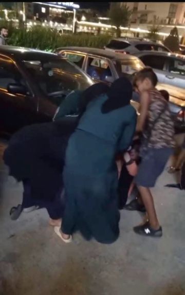 بالفيديو إشكال كبير بين متسولات في الضم والفرز بطرابلس يتطور إلى تضارب ورشق بالحجارة بالفيديو إشكال كبير بين متسولات في الضم والفرز بطرابلس يتطور إلى تضارب ورشق بالحجارة