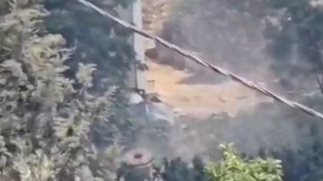 بالفيديو: انقلاب جرافة إسرائيلية بالفيديو: انقلاب جرافة إسرائيلية