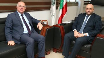 اجتماع تنسيقي بين وزيري الصحة والعمل لضمان استمرارية التغطيات الصحية اجتماع تنسيقي بين وزيري الصحة والعمل لضمان استمرارية التغطيات الصحية