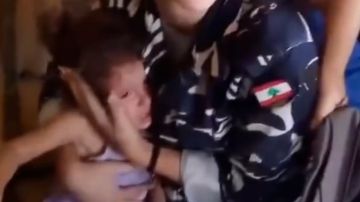 بالفيديو: موقف إنساني خلال مداهمة... كيف علقت قوى الأمن؟ بالفيديو: موقف إنساني خلال مداهمة... كيف علقت قوى الأمن؟
