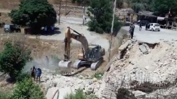 بعد استهداف الجسر... الاشغال تنشئ ممرا موقتا بعد استهداف الجسر... الاشغال تنشئ ممرا موقتا