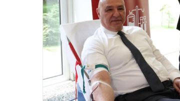 الرئيس... يتبرع بدمه الرئيس... يتبرع بدمه