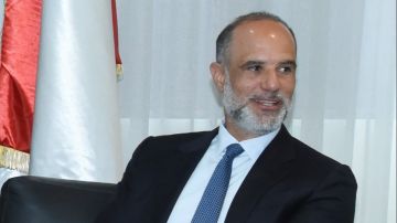 رسامني بحث في تطوير المطار وقضايا أخرى رسامني بحث في تطوير المطار وقضايا أخرى