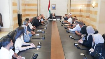 سلام استقبل وفدا من رؤساء بلديات قرى حدودية سلام استقبل وفدا من رؤساء بلديات قرى حدودية