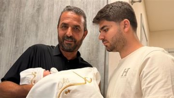ابن بلدة طورا الشاب هادي علي عبدالامير دهيني وزوجته رزقا بمولود ذكر اسمياه علي ابن بلدة طورا الشاب هادي علي عبدالامير دهيني وزوجته رزقا بمولود ذكر اسمياه علي