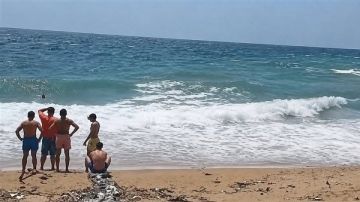 بسبب ارتفاع الأمواج.. تحذير من ممارسة الأنشطة البحرية على طول الشاطئ اللبناني بسبب ارتفاع الأمواج.. تحذير من ممارسة الأنشطة البحرية على طول الشاطئ اللبناني