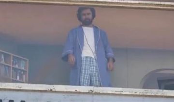 في أميركا رجل يعيش فوق لوحة إعلانات؟ في أميركا رجل يعيش فوق لوحة إعلانات؟