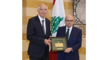 سلام استقبل ماغرو مودعا وقدم له درعا تذكارية سلام استقبل ماغرو مودعا وقدم له درعا تذكارية
